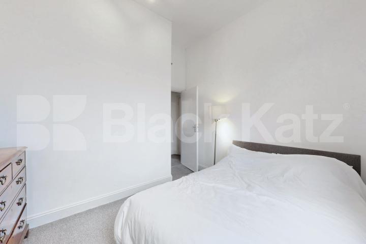 Elegant Raised Ground Floor Apartment in Sought-After NW1 Camden Park Road, Camden